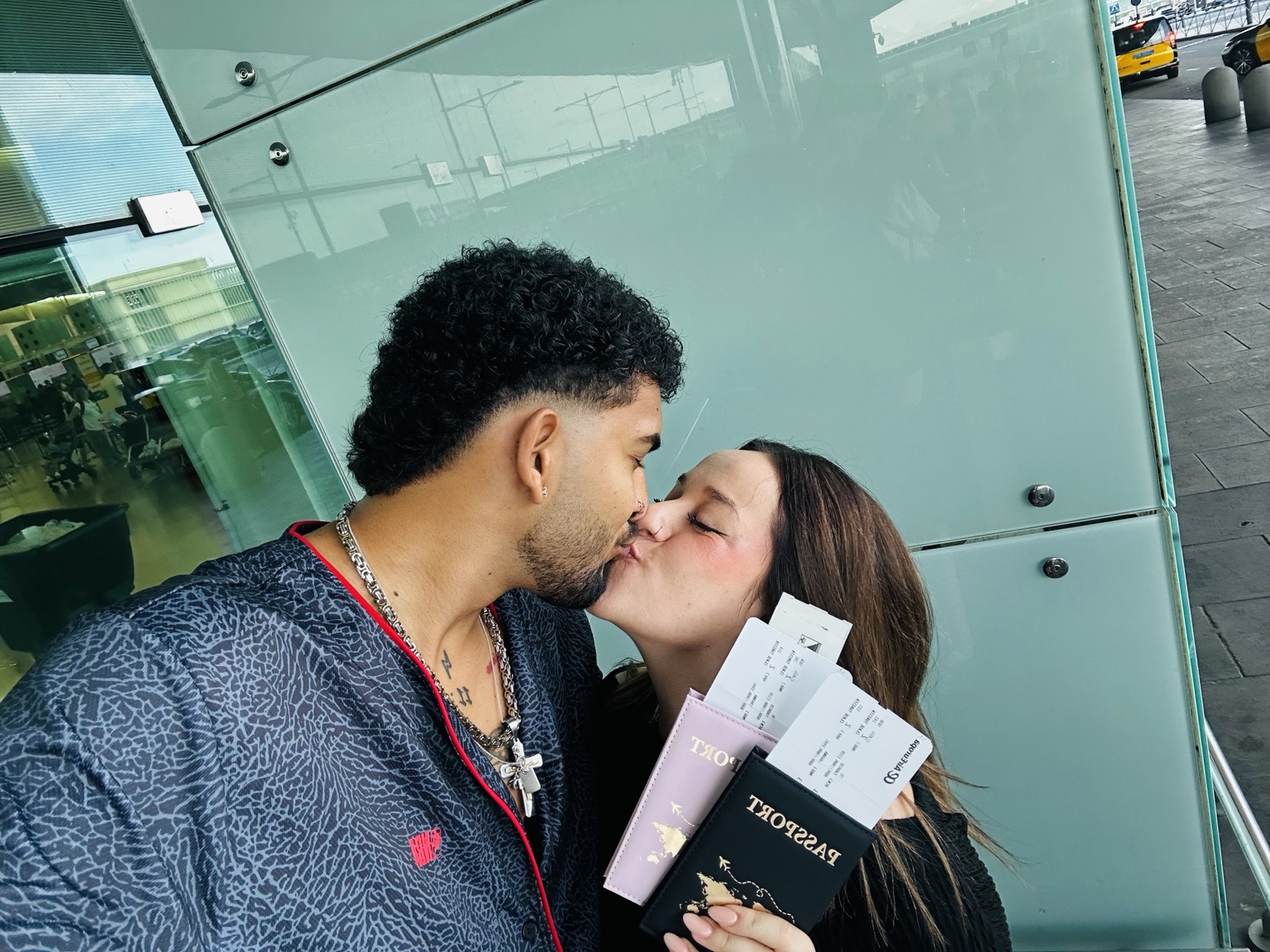 Piero y Laya en el aeropuerto con los pasaportes